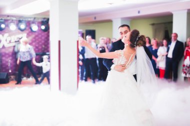 Güzel bir düğün çifti yeni evlendi ve ilk danslarını ediyorlar.