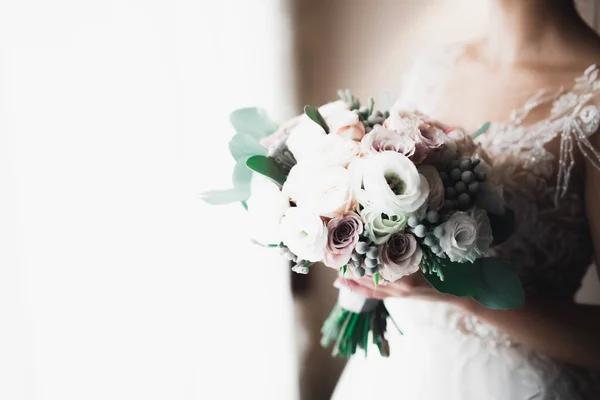 Noiva segurando grande e bonito buquê de casamento com flores — Fotografia de Stock