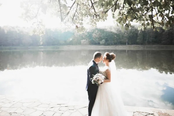 Цілує весільну пару у весняній природі крупним планом портрет — стокове фото