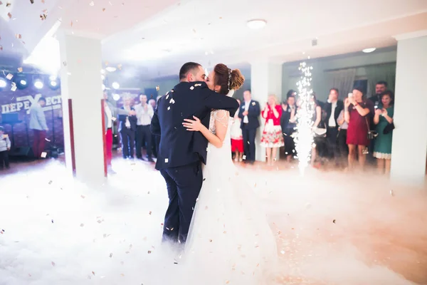 Casal lindo acabou de se casar e dançar sua primeira dança — Fotografia de Stock