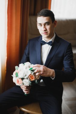 Genç ve yakışıklı bir adam iş toplantısından sonra bir otelde dinleniyor.