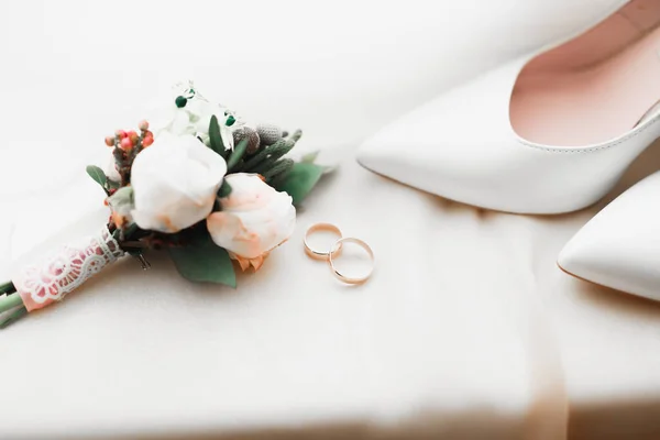 Witte stijlvolle trouwschoenen voor bruid. Close-up — Stockfoto