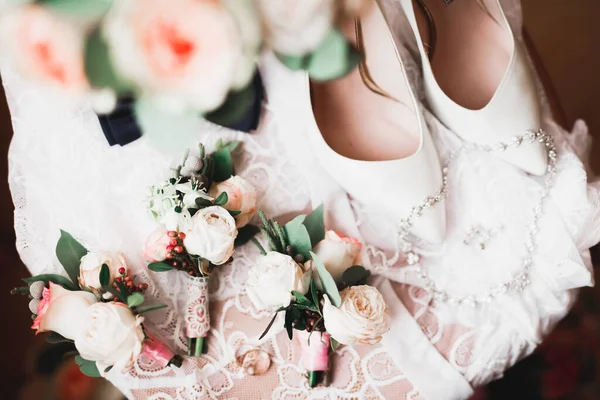 Zapatos de boda blancos y elegantes para novia. Primer plano — Foto de Stock