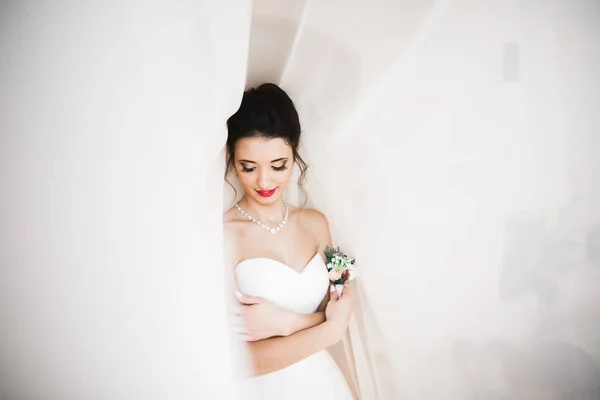 Mooie mode bruid in trouwjurk poseren — Stockfoto