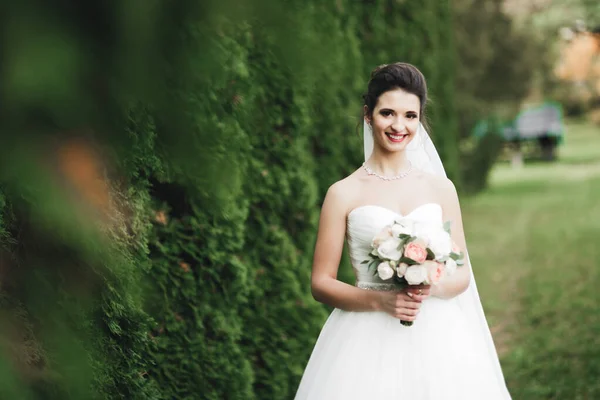 Портрет красивой модной невесты, сладкой и чувственной. Свадебный макияж и волосы — стоковое фото