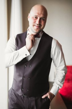 Genç ve yakışıklı bir adam iş toplantısından sonra bir otelde dinleniyor.