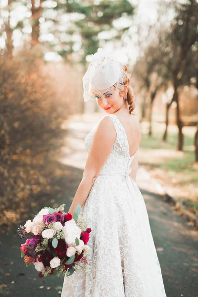 Retrato de una hermosa novia de moda, dulce y sensual. Maquillaje de boda y cabello — Foto de Stock