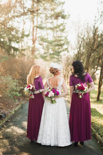 Novia con damas de honor celebrando maravilloso ramo de boda de lujo de diferentes flores en el día de la boda —  Fotos de Stock