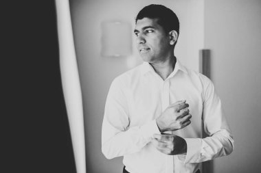 Damat sabah hazırlığı. Yakışıklı adam giyiniyor ve düğüne hazırlanıyor.