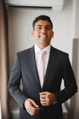 Genç ve yakışıklı bir adam iş toplantısından sonra bir otelde dinleniyor.