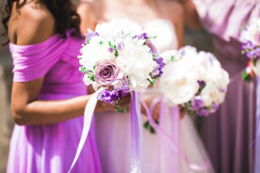 Gelin ve nedimeler düğün günü farklı çiçeklerden harika bir lüks düğün buketi tutuyor.