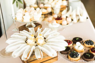 Düğün şekeri büfesinde lezzetli tatlılar, tatlılar, kekler.