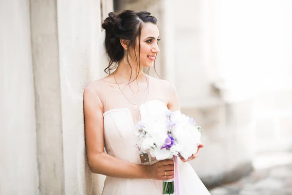 Bella sposa di moda in posa abito da sposa — Foto Stock