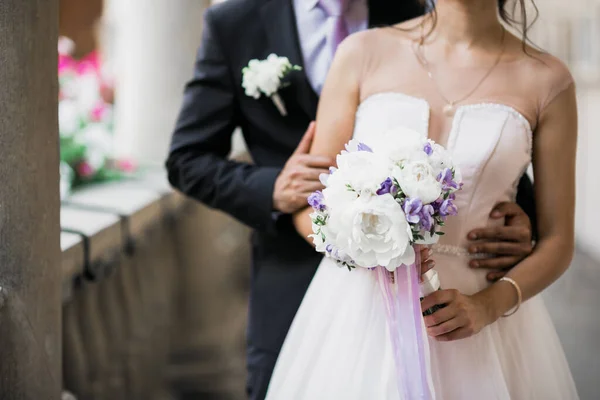 Идеальная свадебная пара с роскошным букетом цветов — стоковое фото