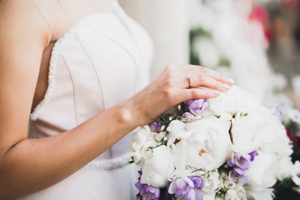 Novia celebración grande y hermoso ramo de bodas con flores —  Fotos de Stock