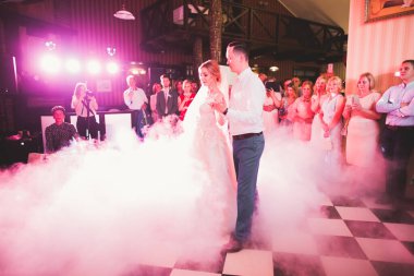 Yeni evli çiftin ilk düğün dansı.