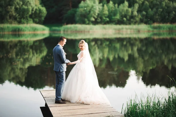 Romantyczny moment ślubu, para nowożeńców uśmiechnięta portret, uścisk panny młodej i pana młodego — Zdjęcie stockowe