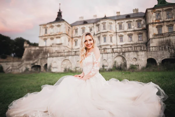 Retrato de beleza de noiva vestindo vestido de noiva de moda com penas com deleite de luxo make-up e penteado — Fotografia de Stock