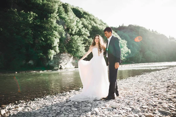 Sol retrato de novia feliz y novio al aire libre en la naturaleza ubicación —  Fotos de Stock