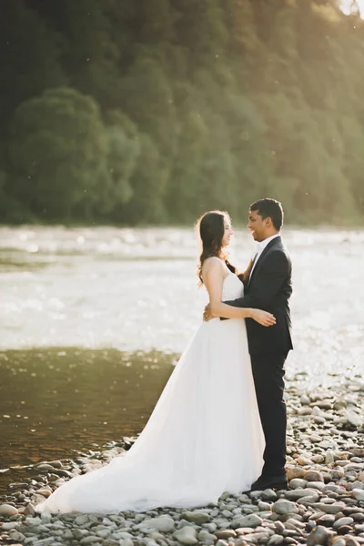 Doğadaki düğün çifti birbirine sarılıyor. Beyaz elbiseli güzel bir kız. Takım elbiseli adam — Stok fotoğraf
