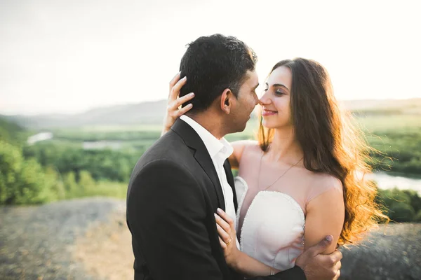 Güzel gelin ve damat evlendikleri gün kucaklaşıp öpüşüyorlar. — Stok fotoğraf