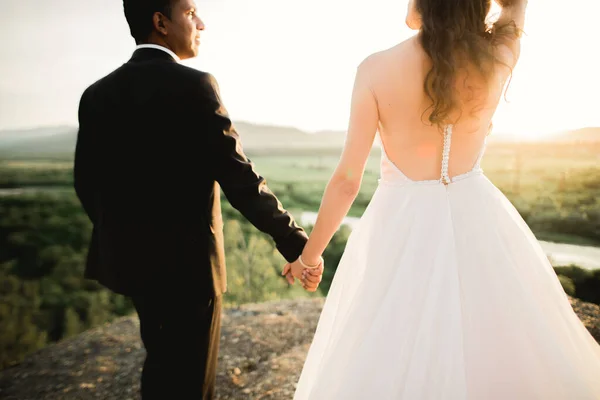 Casamento casal de mãos dadas, noivo e noiva juntos no dia do casamento — Fotografia de Stock