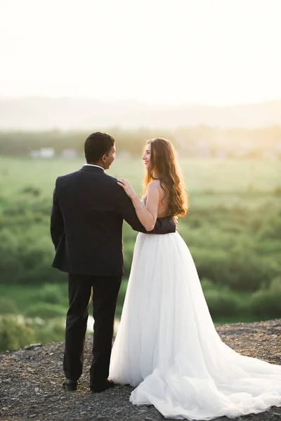 Casamento romântico momento, casal de recém-casados sorrindo retrato, noiva e noivo abraçando — Fotografia de Stock