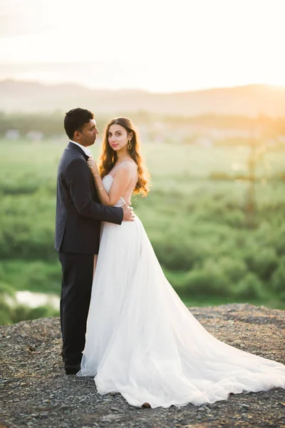 Zonneschijn portret van gelukkige bruid en bruidegom outdoor in de natuur locatie — Stockfoto