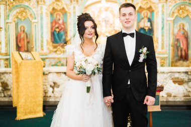 Törenden sonra kilisede poz veren evli çift.