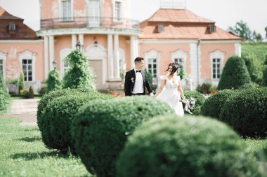 Göz kamaştırıcı mutlu çift birbirine yakın duruyor ve gözlerinin içine bakıyor.