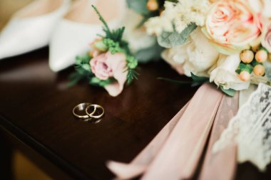 Alyansları ve düğün ayakkabılarıyla çok güzel bir resim.