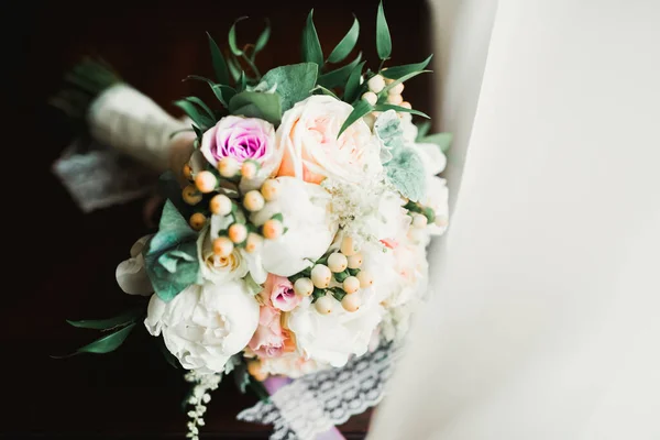 Hermoso ramo de bodas con diferentes flores, rosas —  Fotos de Stock