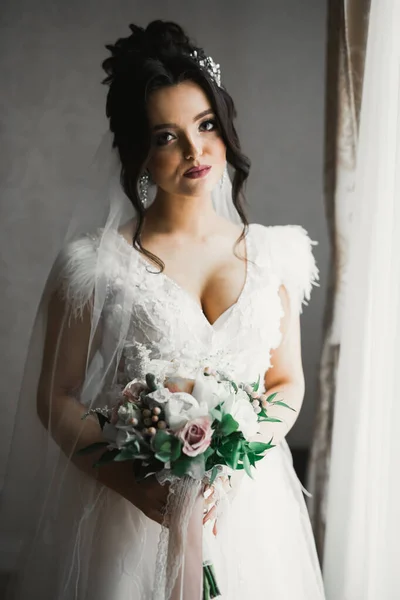 Ritratto di una bella sposa di moda, dolce e sensuale. Trucco nuziale e capelli — Foto Stock