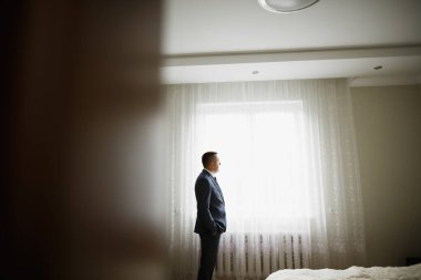 Damat sabah hazırlığı. Yakışıklı adam giyiniyor ve düğüne hazırlanıyor.