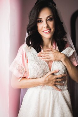 Zarif beyaz elbiseler içinde güzel bir gelin