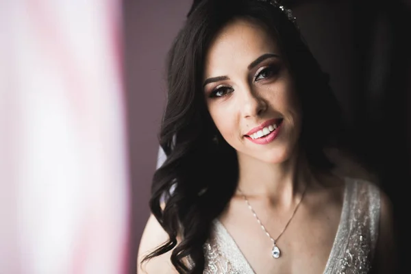 Beautiful luxury bride in elegant white dress — Stock Photo, Image