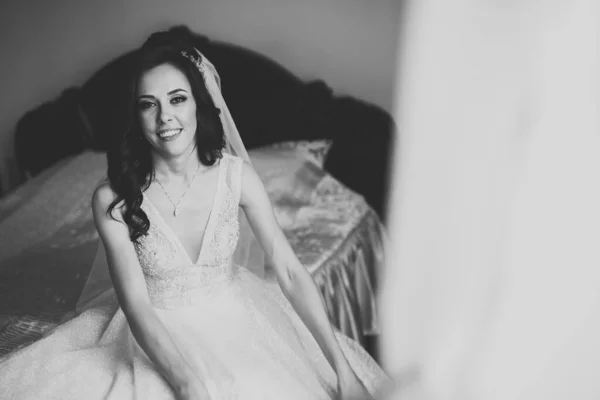 Indah pengantin mewah dalam gaun putih elegan — Stok Foto