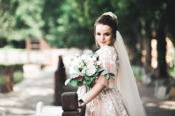 Портрет невесты в модном свадебном платье с перьями с роскошным макияжем и прической — стоковое фото