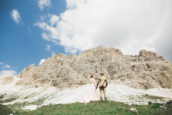 Liebender Mann und Frau im Hintergrund der Berge. Liebendes Paar verbringt Zeit emotional — Stockfoto
