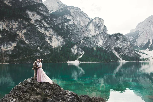 Momento romántico de boda, pareja de recién casados sonriendo retrato, novia y novio abrazándose cerca de un hermoso lago en las montañas —  Fotos de Stock