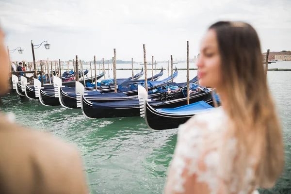 Pareja de boda cogidos de la mano, novio y novia juntos en el día de la boda — Foto de Stock