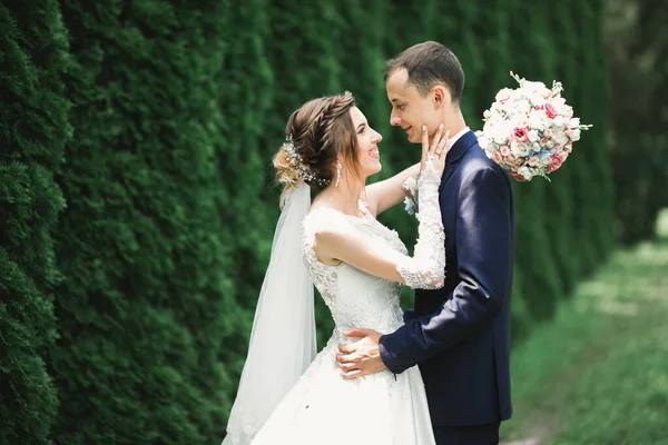 Lindo casal feliz de pé perto um do outro e olhando nos olhos — Fotografia de Stock