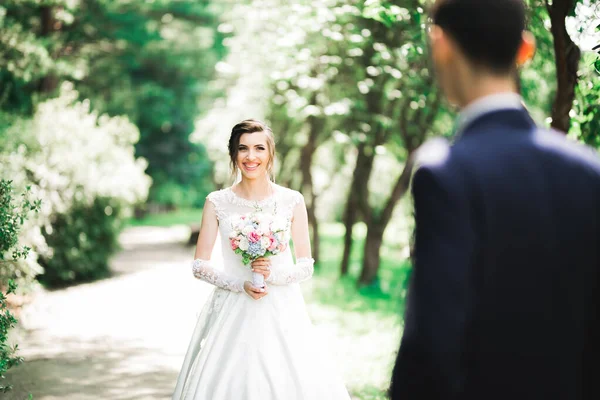 Schoonheidsportret van bruid dragen mode trouwjurk met veren met luxe genot make-up en kapsel — Stockfoto
