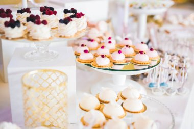 Lezzetli düğün resepsiyonu, tatlı masası.