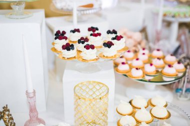 Lezzetli düğün resepsiyonu, tatlı masası.