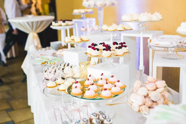 Läckra bröllop reception godis bar dessert bord — Stockfoto