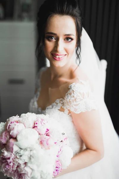 Mariée tenant grand et beau bouquet de mariage avec des fleurs — Photo