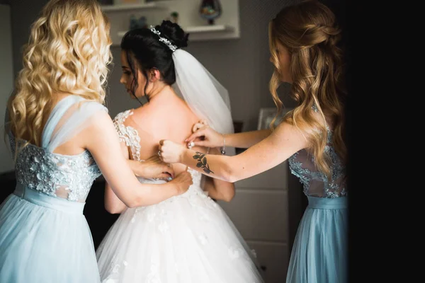 Mãos de damas de honor no vestido de noiva. Casamento feliz e noiva no dia do casamento conceito — Fotografia de Stock