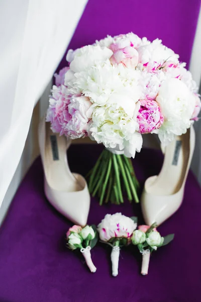 Ζεύγος κομψών και στυλάτων νυφικών παπουτσιών με μπουκέτο με τριαντάφυλλα και άλλα λουλούδια — Φωτογραφία Αρχείου