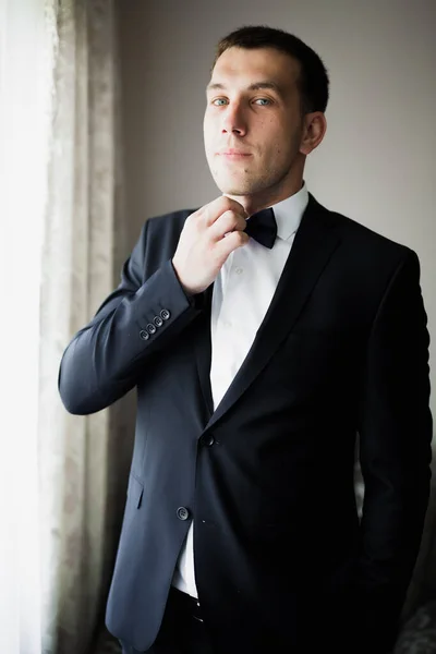 Homem bonito, noivo posando e se preparando para o casamento — Fotografia de Stock